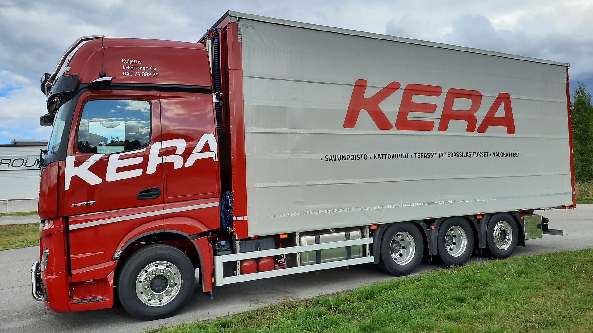 Kuljetus J. Heinosen Actros kuvattuna sivulta päin