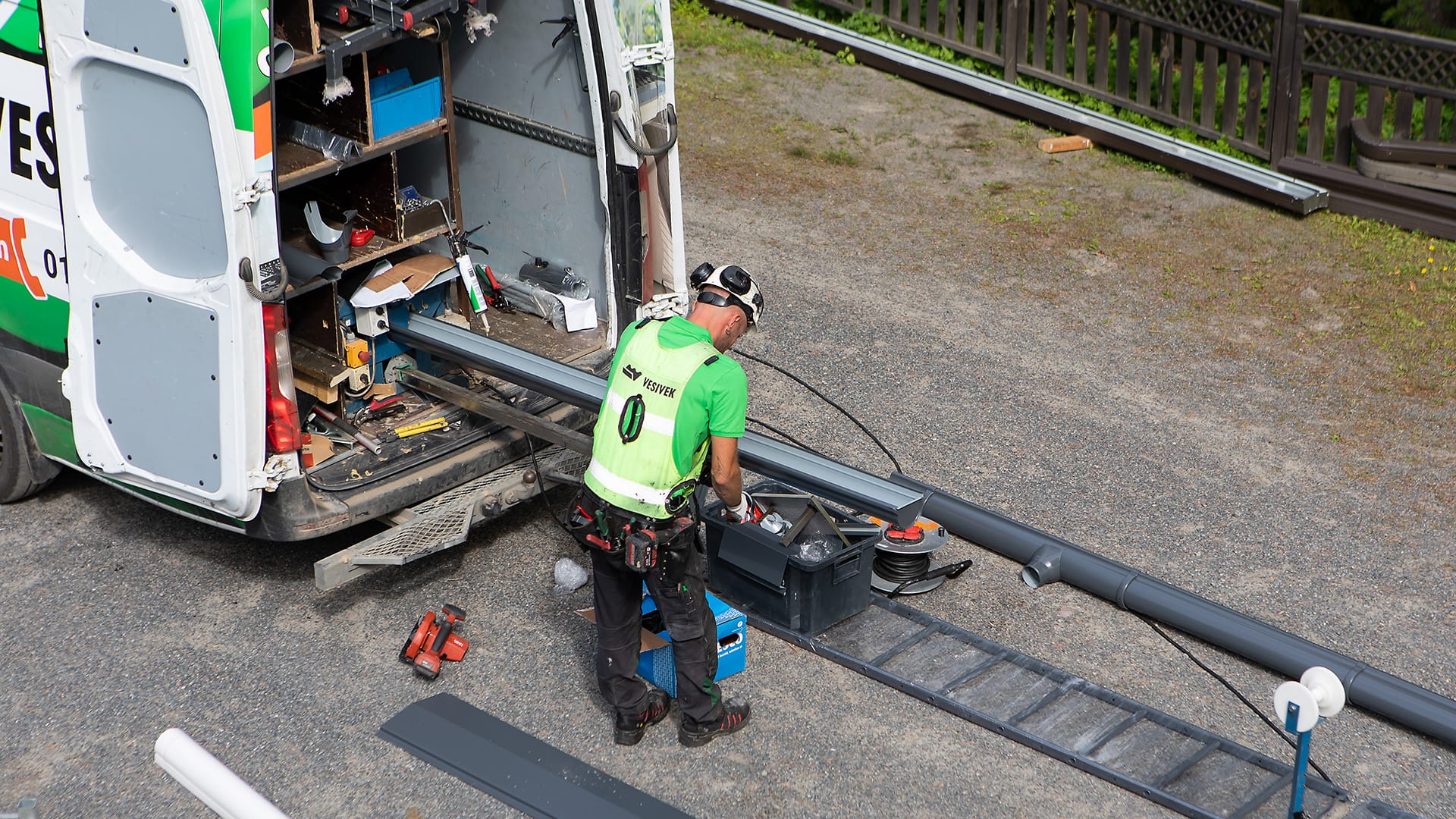 Mies purkaa Vesivekin huoltoautosta kuormaa