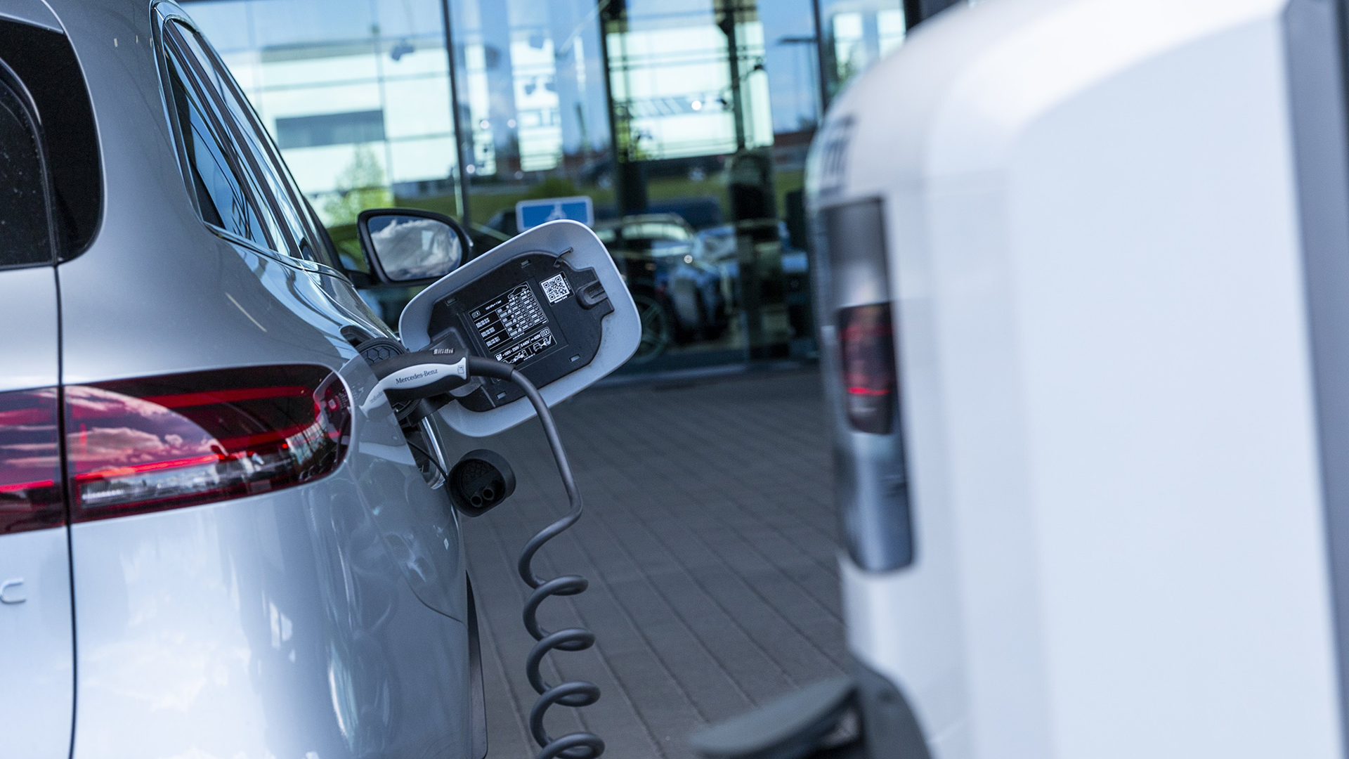 Auto latauksessa Veholla.