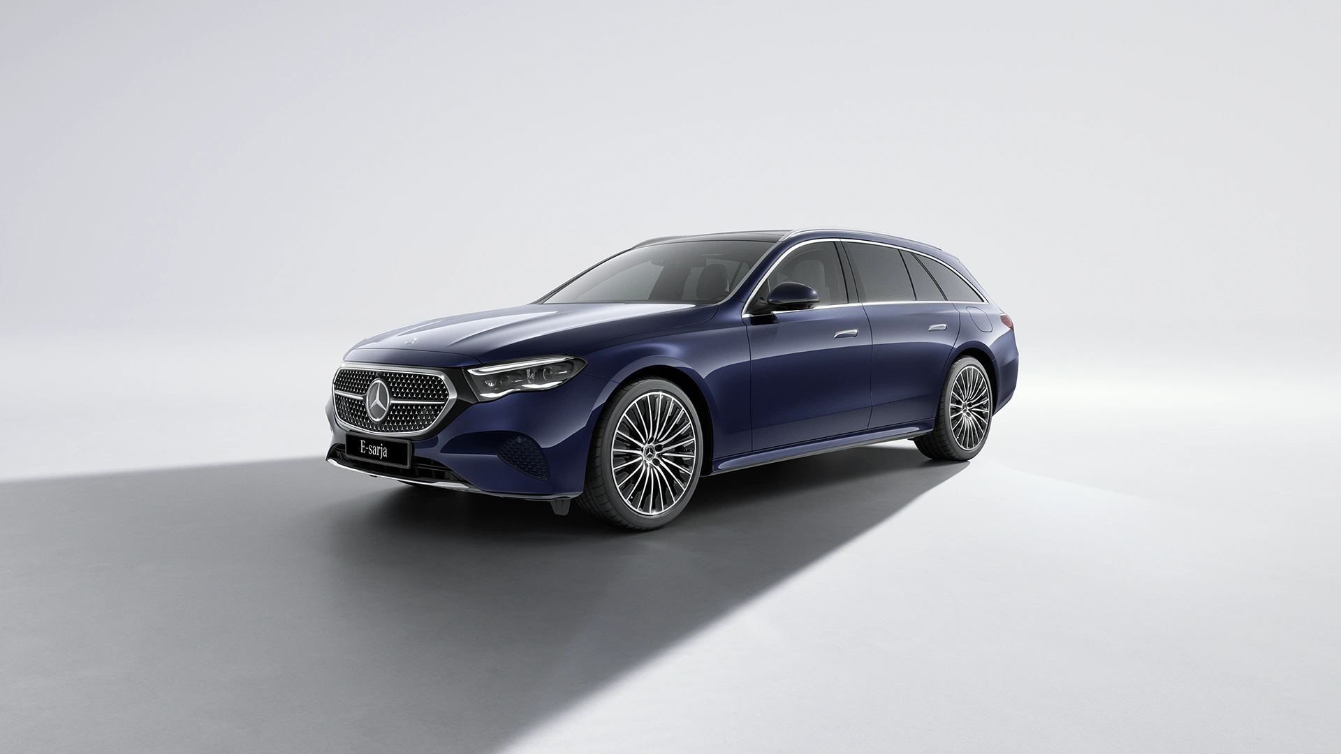 E-sarjan farmarimalli vaaleaa taustaa vasten