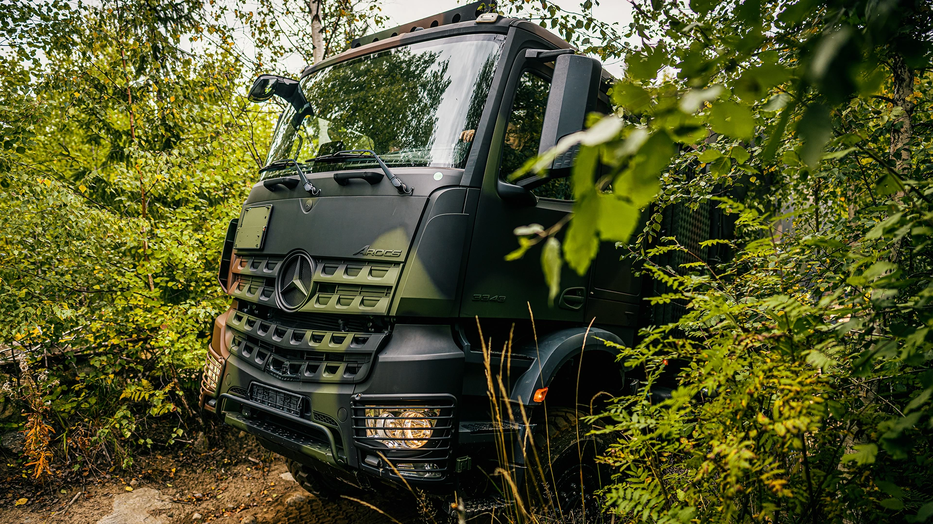 Armeijan kuorma-auto maastossa