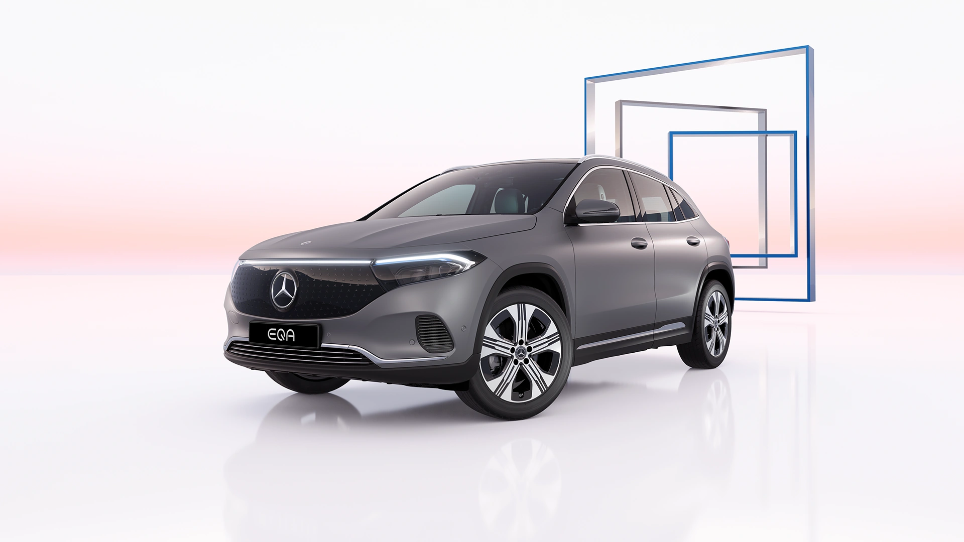 EQA katumaasturi vaaleaa taustaa vasten