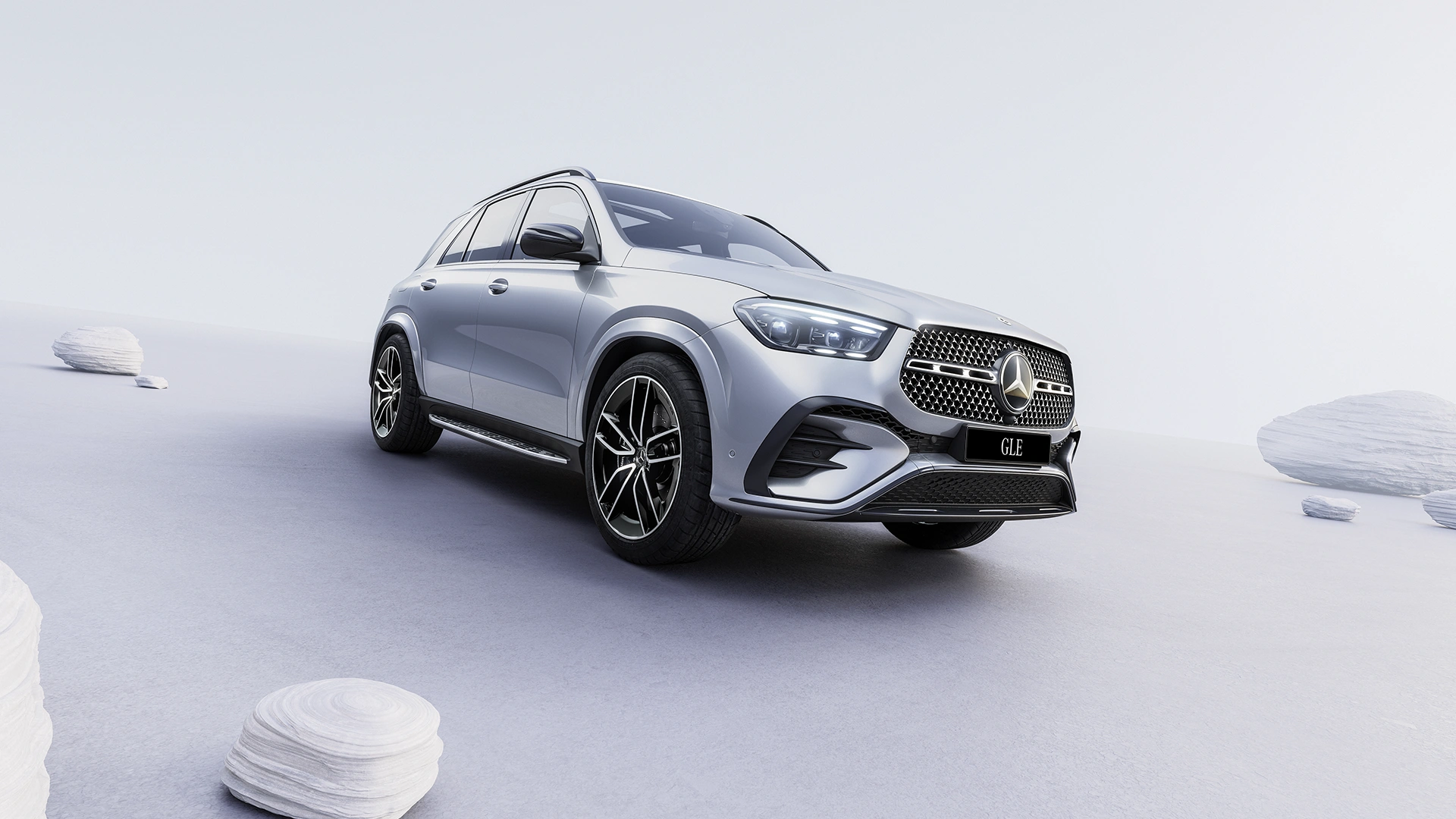 GLE katumaasturi vaaleassa maisemassa