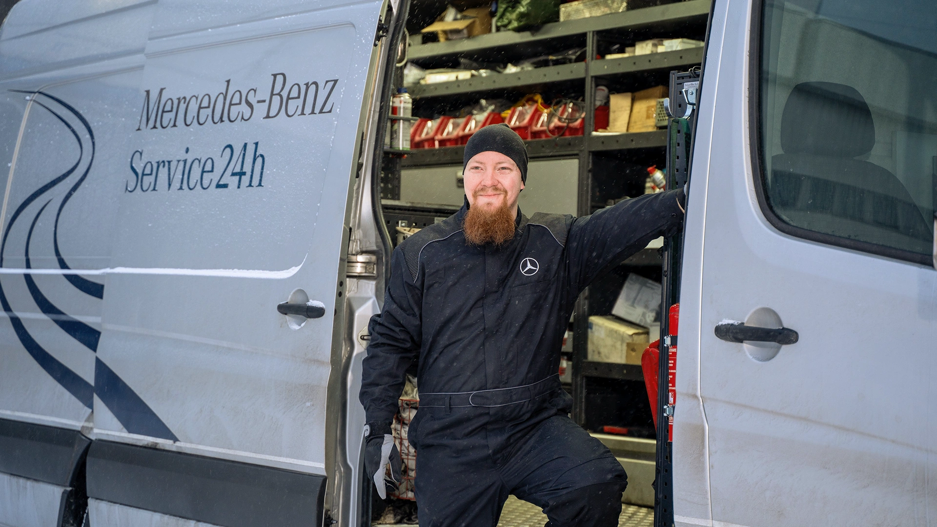 Mercedes-Benz huoltomekaanikko Service 24h -auton edessä