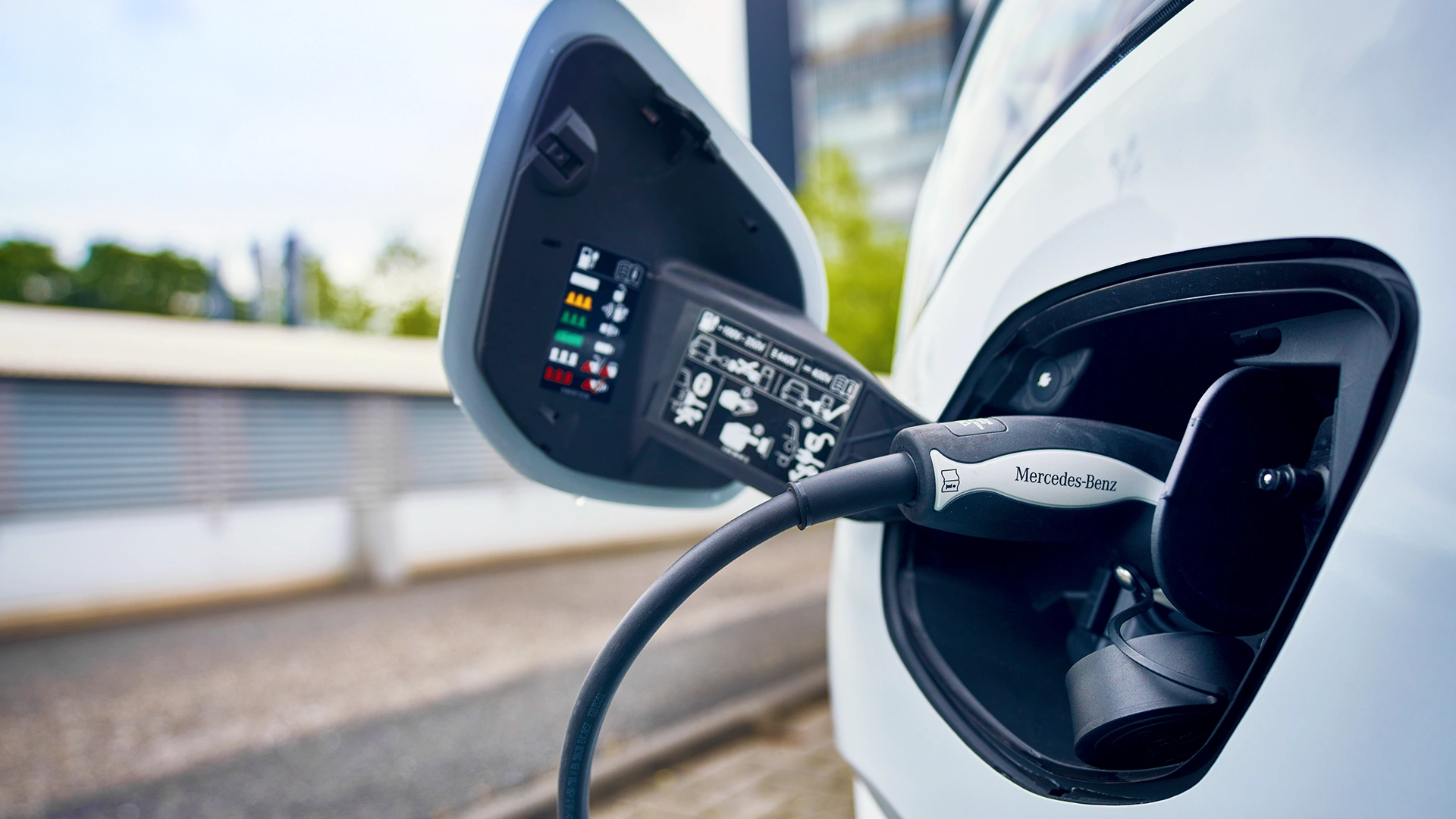 Sähköisen pakettiauton lataus Mercedes me Chargella