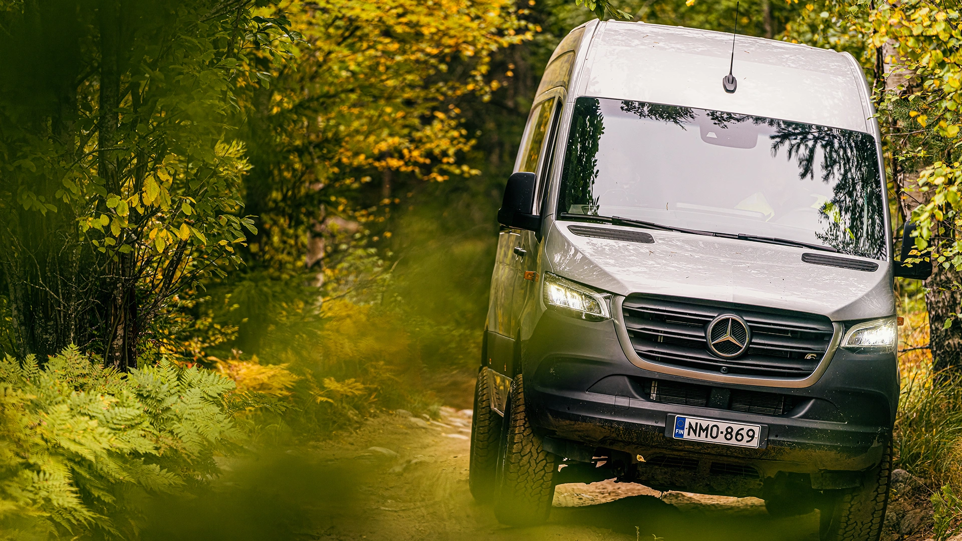 Sprinter-retkeilyauto maastossa
