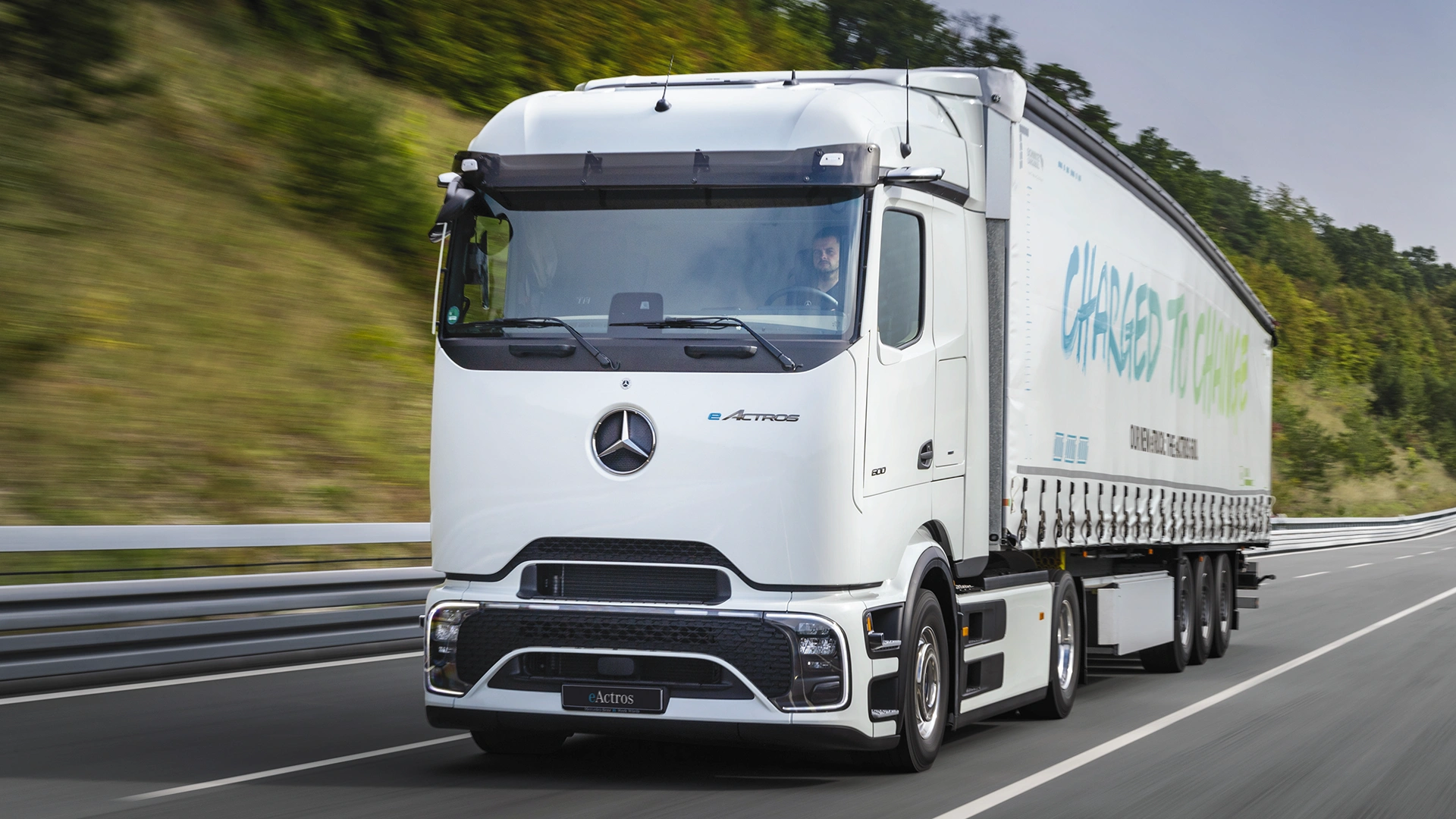 Mercedes-Benz eActros 600 ajaa moottoritiellä