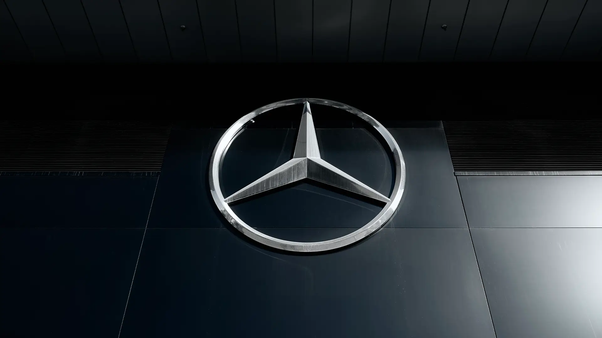 Mercedes-Benzin tähti logo seinällä.